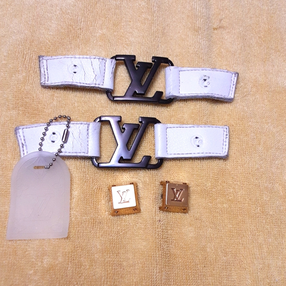 Louis-vuitton metal logos + 3 logos of shoes charm